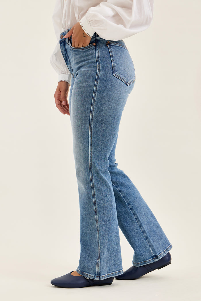 Judy Blue Women's Daisy Light Wash High-Rise Tummy Control Boot Cut Jeans 881162