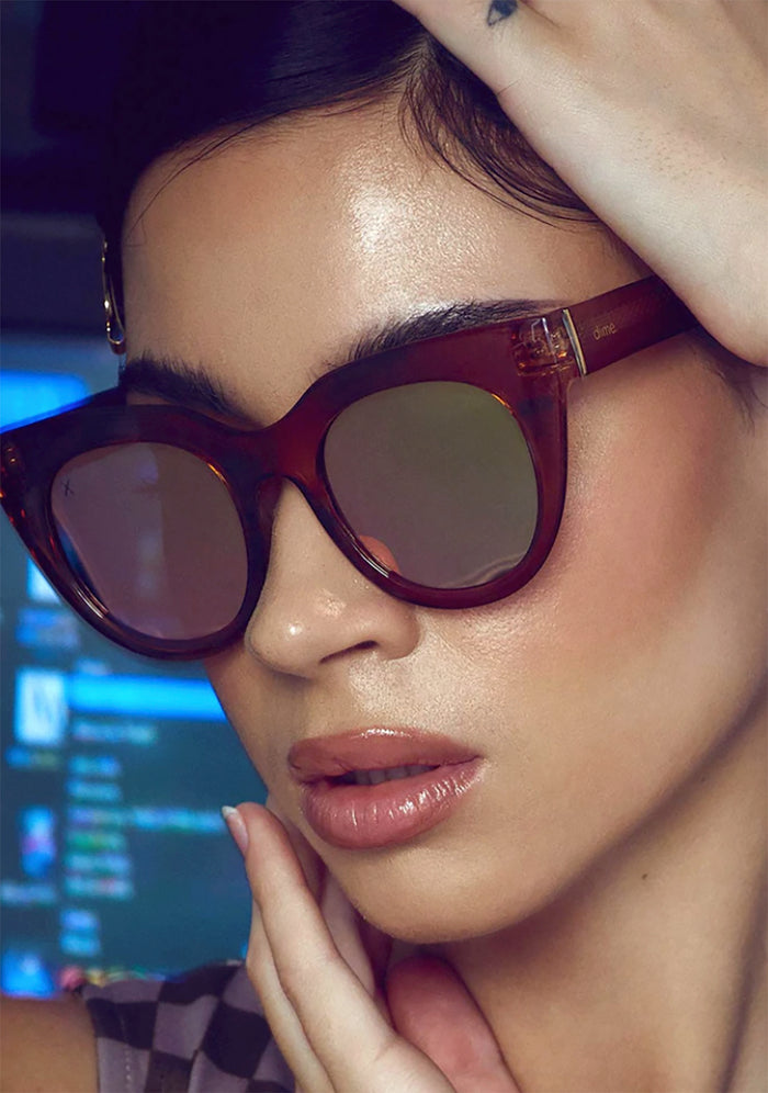 Dime Optics Rumors Sunglasses in taupe crystal beige mirror — model view
