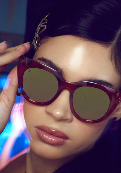 Dime Optics Rumors Sunglasses in taupe crystal beige mirror — model side view