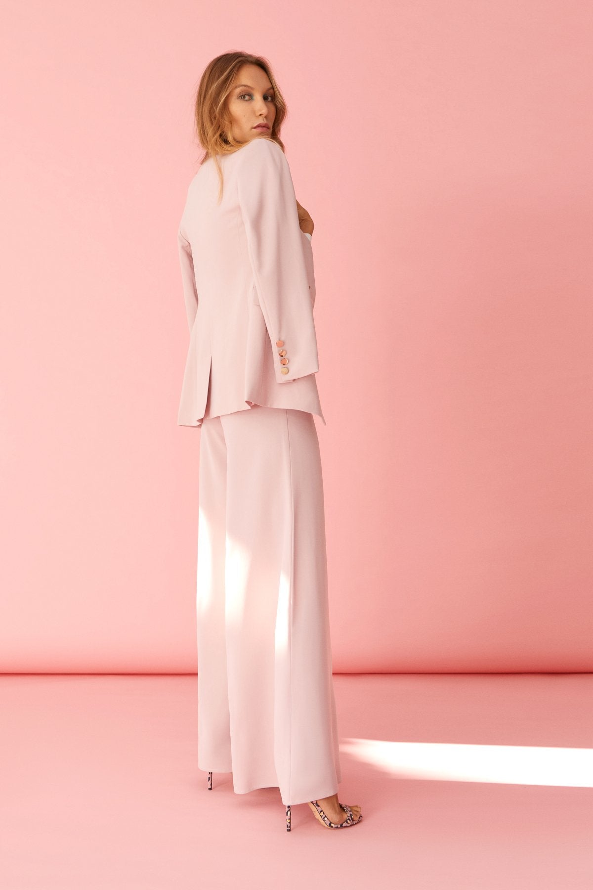 Traje Chaqueta Cornelia & Pantalon Lyn Rosa · Pretty in Pink ·